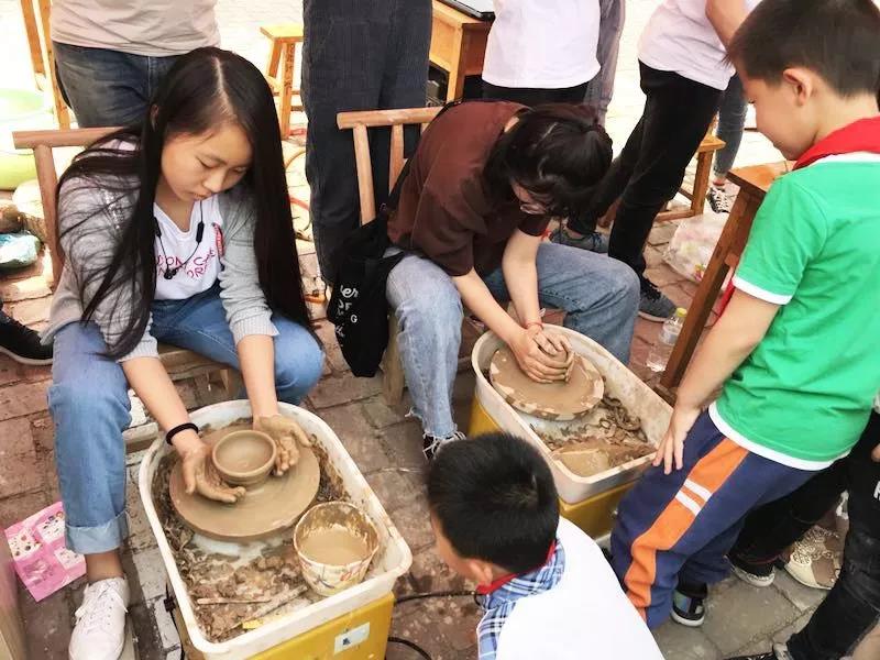 齊魯晚報訊：山東輕工職業(yè)學(xué)院開展職教周校園開放日活動